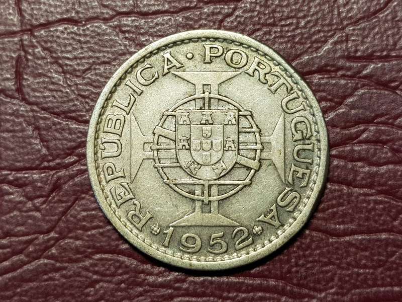 1952 MOCAMBIQUE SILVER 20 Escudos - [10g  .720]