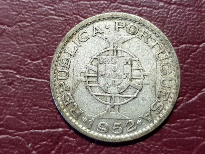 1952 MOCAMBIQUE SILVER 20 Escudos [10g  .720]