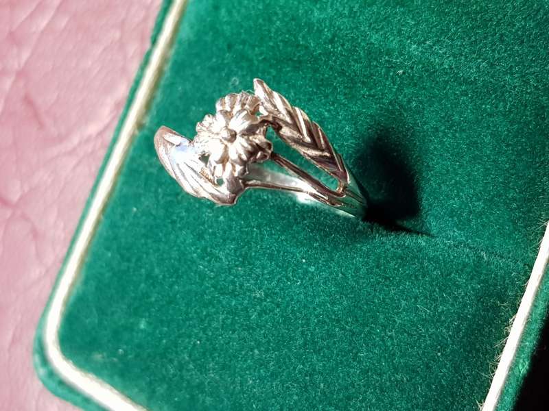 LOVELY GENUINE SOLID STERLING SILVER RING IN GOOD CONDITION - [1,5 g]