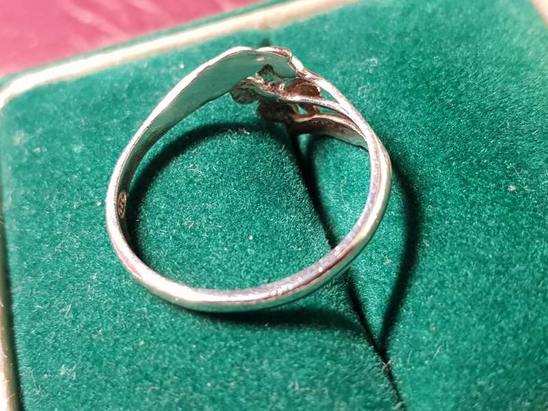 LOVELY GENUINE SOLID STERLING SILVER RING IN GOOD CONDITION - [1,5 g]