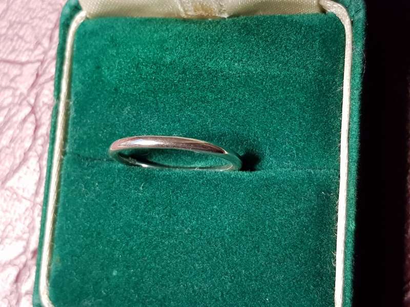LOVELY GENUINE SOLID STERLING SILVER RING IN VERY GOOD CONDITION - [1,4 g] - A RELIST OF NON PAYMENT