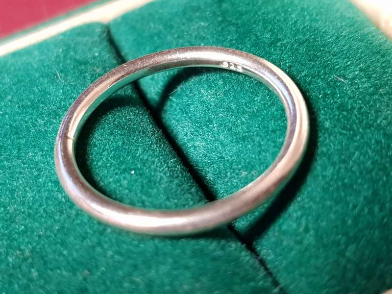LOVELY GENUINE SOLID STERLING SILVER RING IN VERY GOOD CONDITION - [1,4 g] - A RELIST OF NON PAYMENT