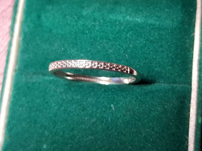 LOVELY GENUINE SOLID STERLING SILVER RING IN VERY GOOD CONDITION - [1 g]