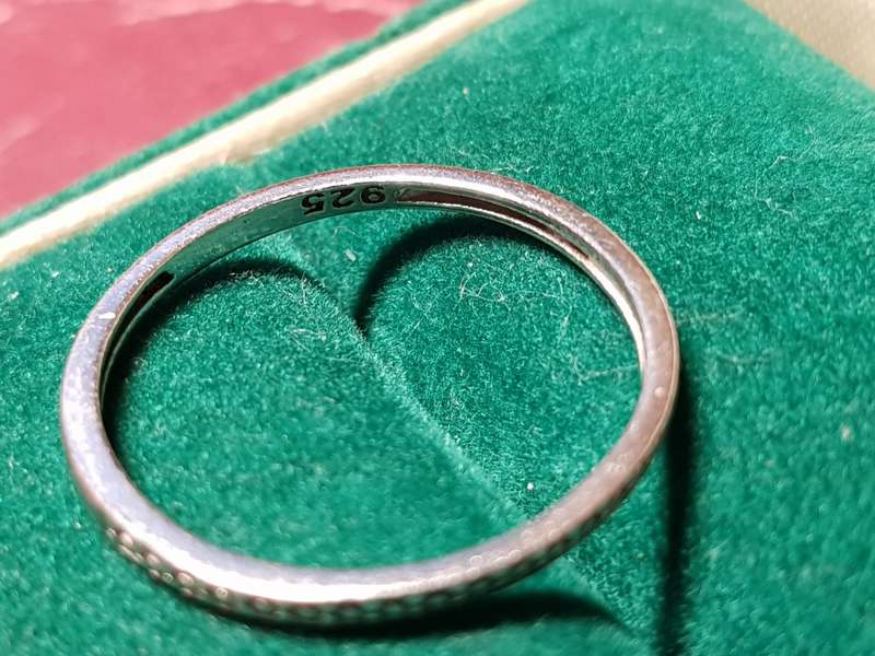 LOVELY GENUINE SOLID STERLING SILVER RING IN VERY GOOD CONDITION - [1 g]