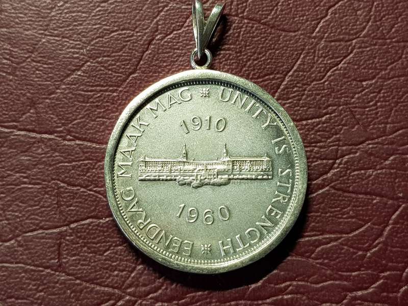 1960 SA UNION SILVER 5 SHILLINGS SET IN STERLING SILVER - [33,3 g]