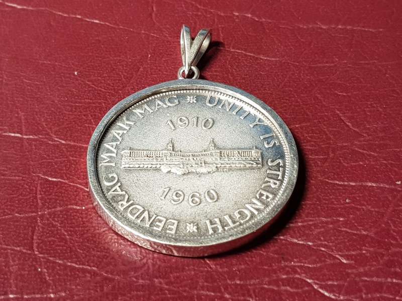 1960 SA UNION SILVER 5 SHILLINGS SET IN STERLING SILVER - [33,3 g]