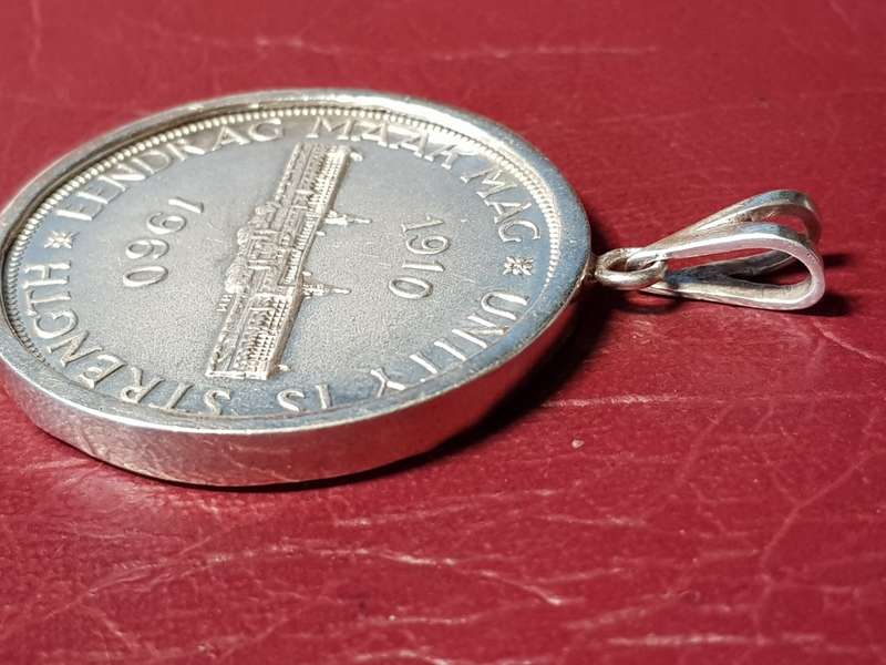 1960 SA UNION SILVER 5 SHILLINGS SET IN STERLING SILVER - [33,3 g]
