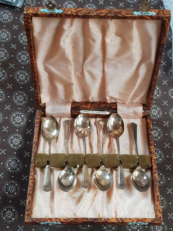 VINTAGE SET OF ENGLISH EPNS TEASPOONS IN ORIGINAL BOX - AS GOOD AS NEW - [Length 97 mm]