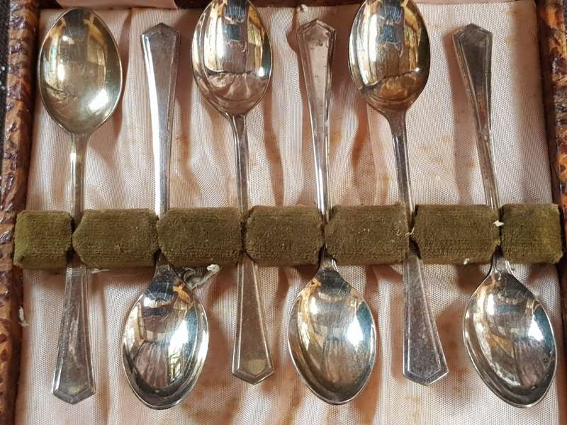 VINTAGE SET OF ENGLISH EPNS TEASPOONS IN ORIGINAL BOX - AS GOOD AS NEW - [Length 97 mm]