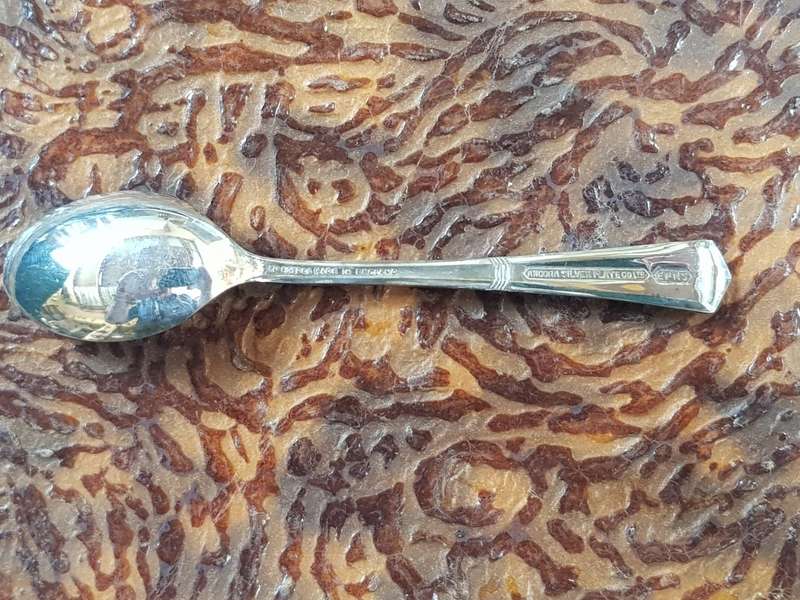 VINTAGE SET OF ENGLISH EPNS TEASPOONS IN ORIGINAL BOX - AS GOOD AS NEW - [Length 97 mm]