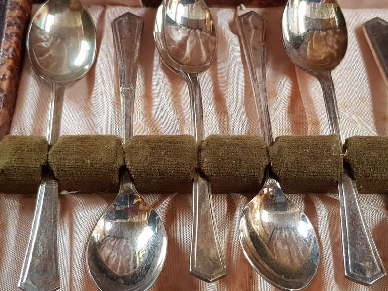 VINTAGE SET OF ENGLISH EPNS TEASPOONS IN ORIGINAL BOX - AS GOOD AS NEW - [Length 97 mm]
