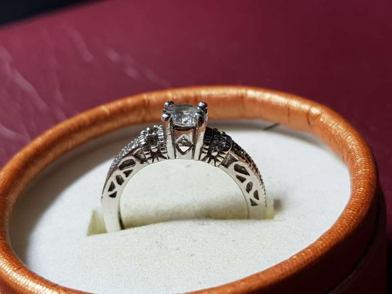 LOVELY GENUINE SOLID STERLING SILVER RING - STONE MISSING - [3,4 g]