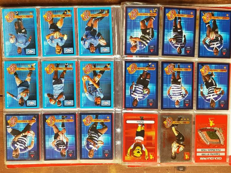 216 x RUGBY TRADING CARDS 2009 COMPLETE COLLECTION IN COLLECTOR BINDER - [Bid per card to take all.]