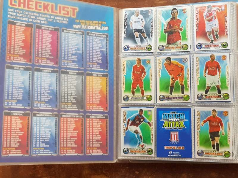 428 x SOCCER TRADING CARDS 2008/9 COMPLETE IN COLLECTOR BINDER. - [Bid per card to take all.]