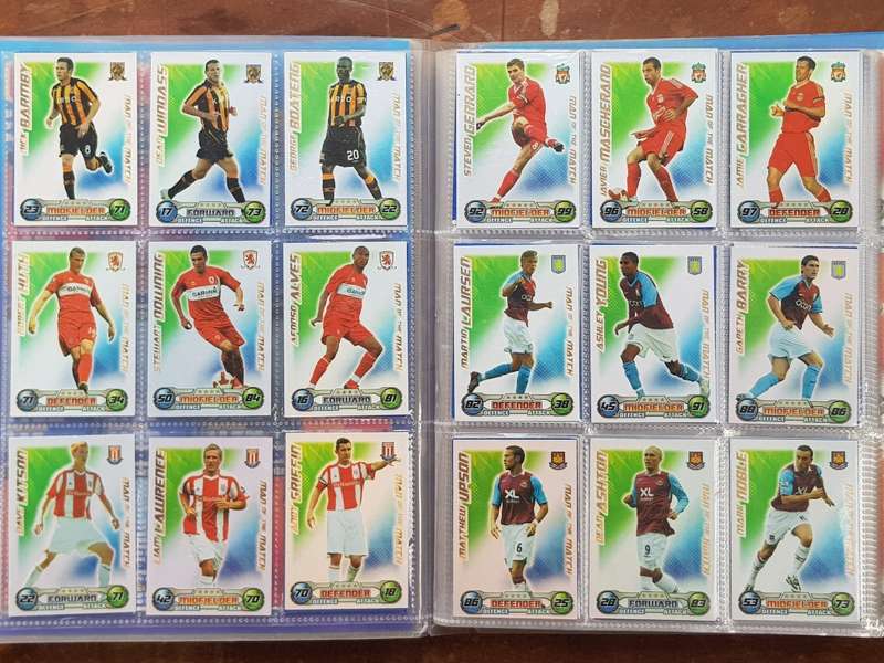 428 x SOCCER TRADING CARDS 2008/9 COMPLETE IN COLLECTOR BINDER. - [Bid per card to take all.]