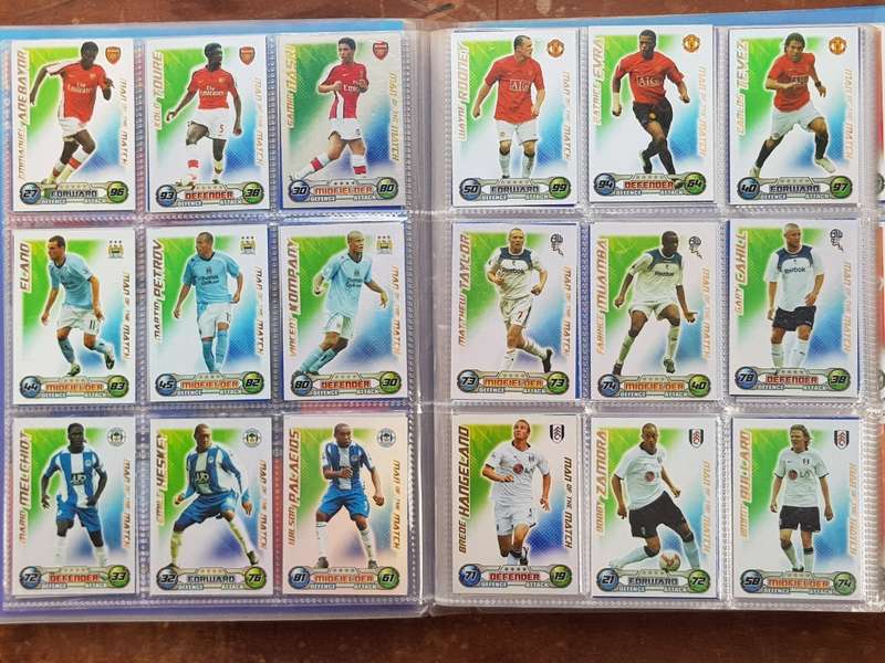 428 x SOCCER TRADING CARDS 2008/9 COMPLETE IN COLLECTOR BINDER. - [Bid per card to take all.]