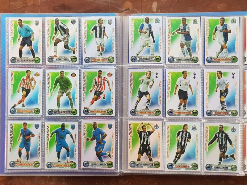 428 x SOCCER TRADING CARDS 2008/9 COMPLETE IN COLLECTOR BINDER. - [Bid per card to take all.]