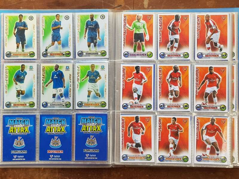 428 x SOCCER TRADING CARDS 2008/9 COMPLETE IN COLLECTOR BINDER. - [Bid per card to take all.]