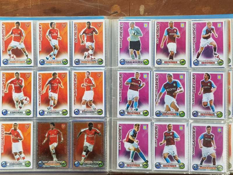 428 x SOCCER TRADING CARDS 2008/9 COMPLETE IN COLLECTOR BINDER. - [Bid per card to take all.]