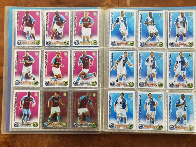428 x SOCCER TRADING CARDS 2008/9 COMPLETE IN COLLECTOR BINDER. - [Bid per card to take all.]