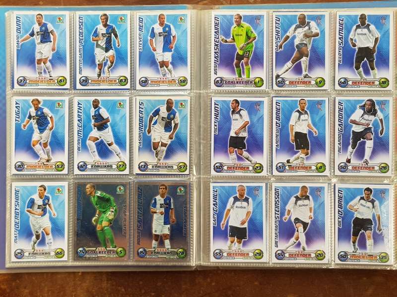 428 x SOCCER TRADING CARDS 2008/9 COMPLETE IN COLLECTOR BINDER. - [Bid per card to take all.]