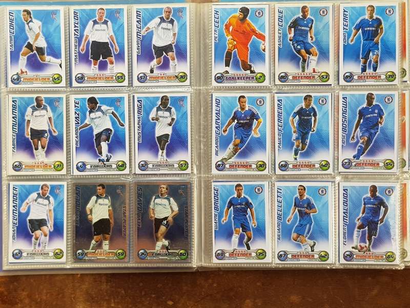 428 x SOCCER TRADING CARDS 2008/9 COMPLETE IN COLLECTOR BINDER. - [Bid per card to take all.]