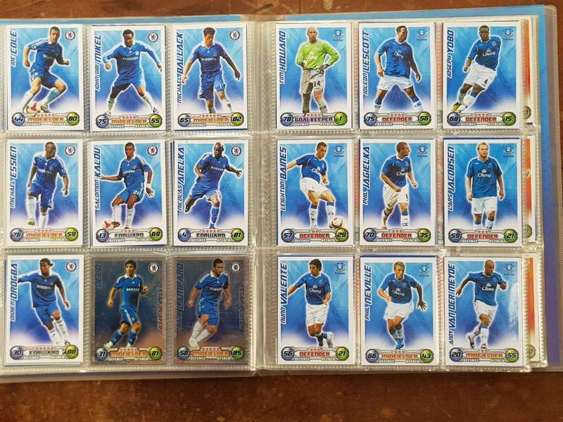 428 x SOCCER TRADING CARDS 2008/9 COMPLETE IN COLLECTOR BINDER. - [Bid per card to take all.]