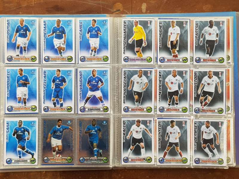 428 x SOCCER TRADING CARDS 2008/9 COMPLETE IN COLLECTOR BINDER. - [Bid per card to take all.]