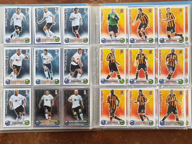 428 x SOCCER TRADING CARDS 2008/9 COMPLETE IN COLLECTOR BINDER. - [Bid per card to take all.]