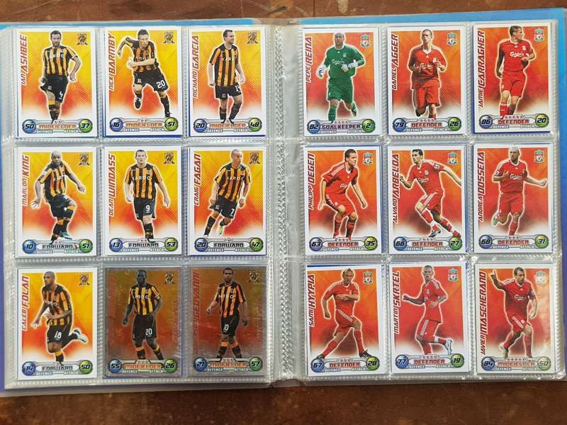 428 x SOCCER TRADING CARDS 2008/9 COMPLETE IN COLLECTOR BINDER. - [Bid per card to take all.]