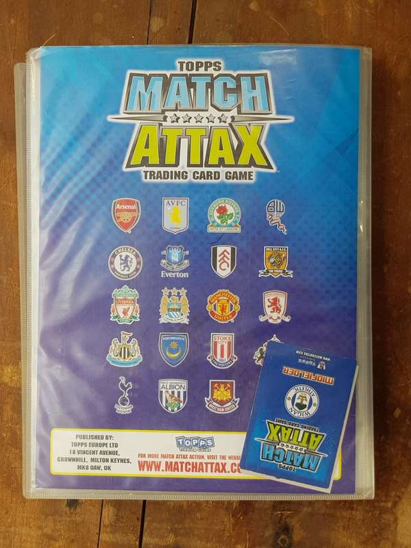 428 x SOCCER TRADING CARDS 2008/9 COMPLETE IN COLLECTOR BINDER. - [Bid per card to take all.]