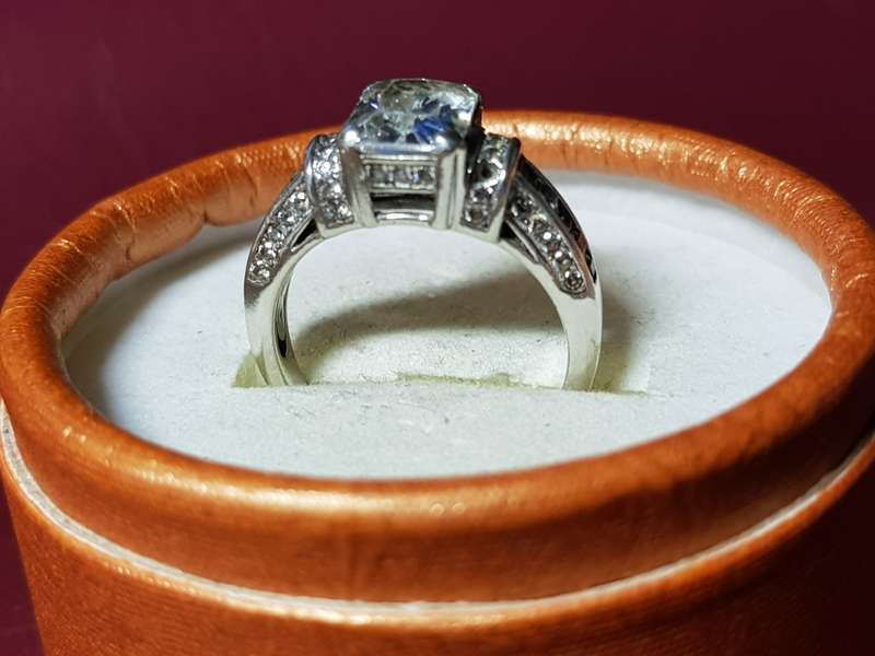LOVELY GENUINE SOLID STERLING SILVER RING IN VERY GOOD CONDITION - [4,4 g]