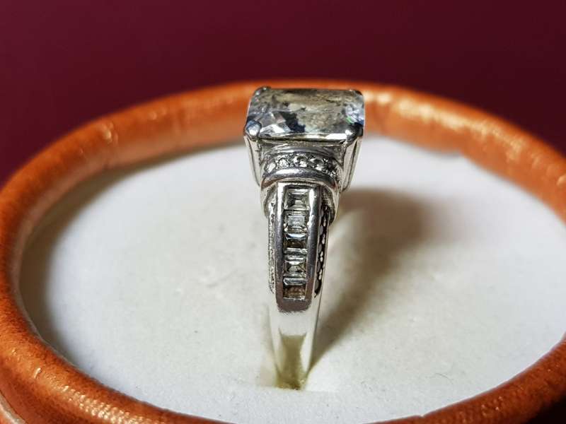 LOVELY GENUINE SOLID STERLING SILVER RING IN VERY GOOD CONDITION - [4,4 g]