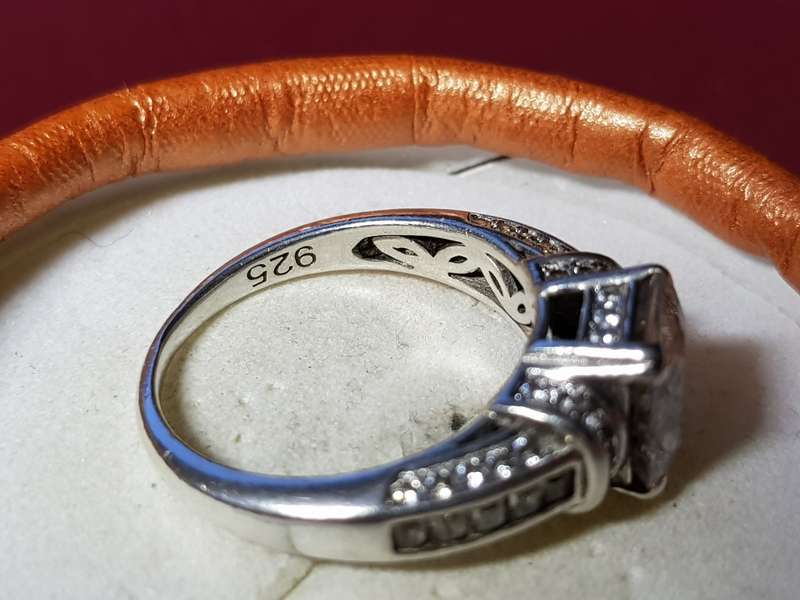 LOVELY GENUINE SOLID STERLING SILVER RING IN VERY GOOD CONDITION - [4,4 g]
