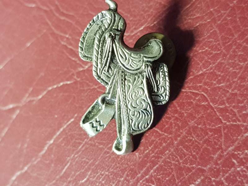 HORSE SADDLE BADGE