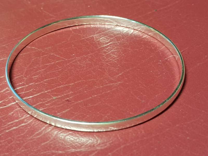 LOVELY GENUINE SOLID STERLING SILVER BANGLE IN VERY GOOD CONDITION - [10,6 g]