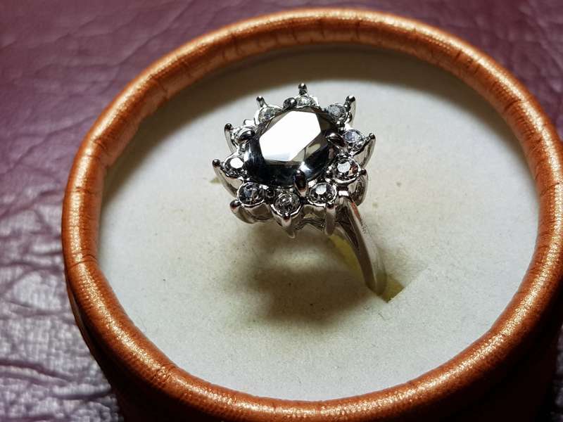 LOVELY SETA RING WITH NATURAL GEM IN EXCELLENT CONDITION