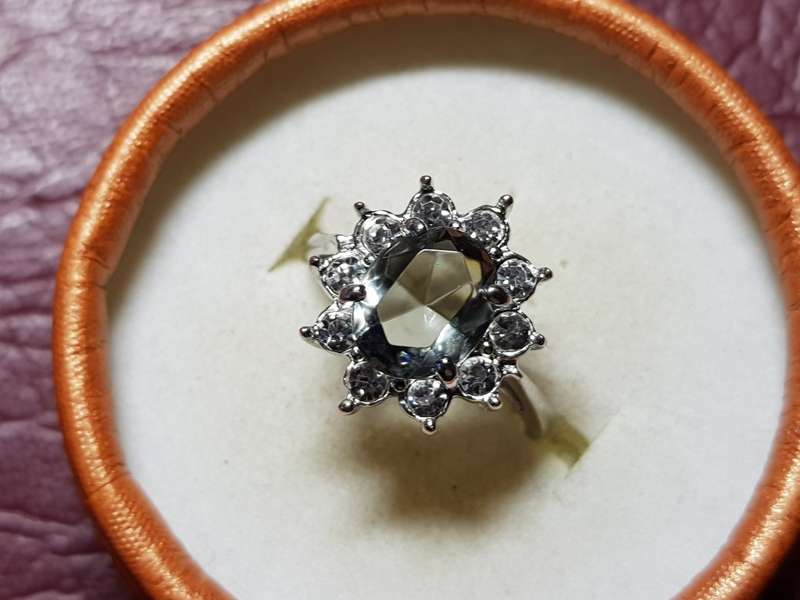 LOVELY SETA RING WITH NATURAL GEM IN EXCELLENT CONDITION