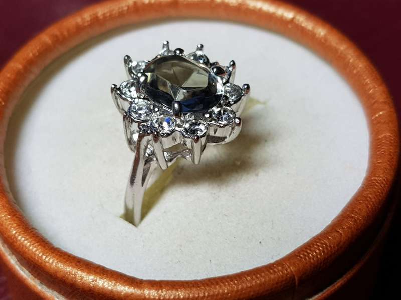 LOVELY SETA RING WITH NATURAL GEM IN EXCELLENT CONDITION