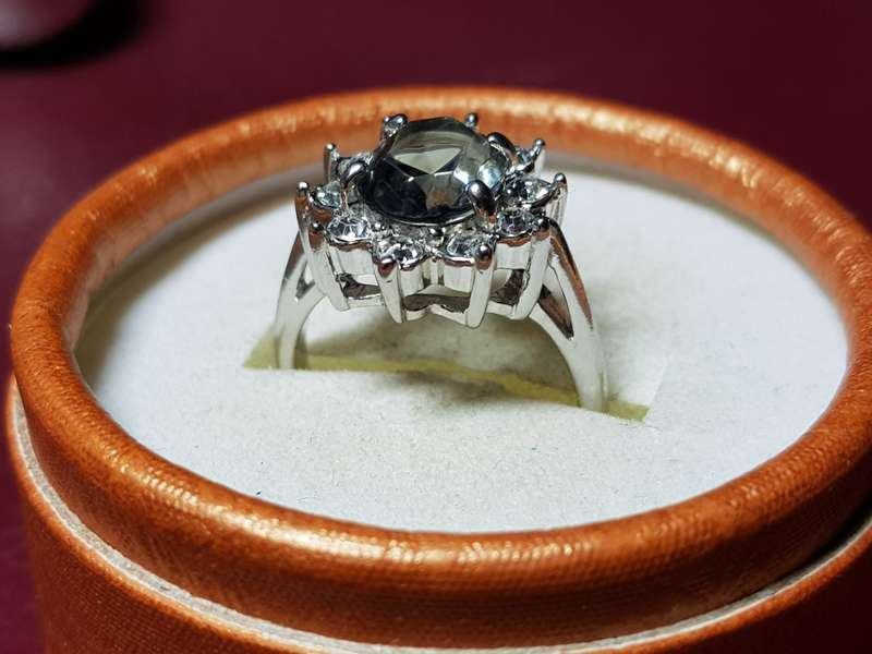 LOVELY SETA RING WITH NATURAL GEM IN EXCELLENT CONDITION