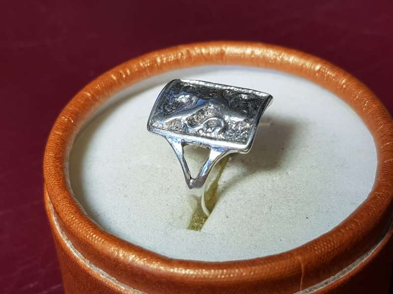 LOVELY GENUINE SOLID STERLING SILVER RING IN GOOD CONDITION - [3,3]