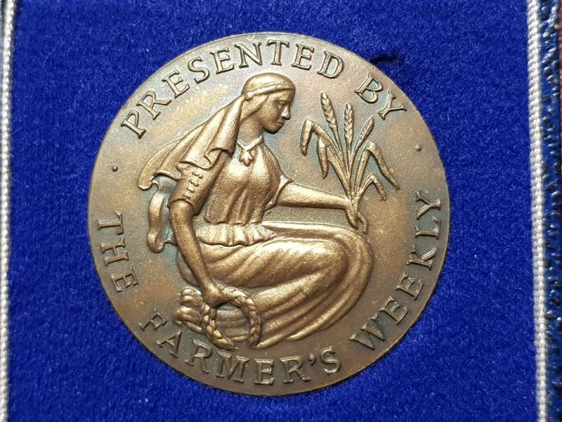 STERLING SILVER MEDAL : Presented by the Farmers Weekly - In Original SAM Box - Mint State - [22 g]