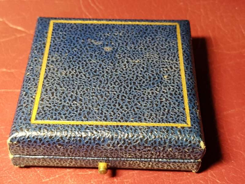STERLING SILVER MEDAL : Presented by the Farmers Weekly - In Original SAM Box - Mint State - [22 g]