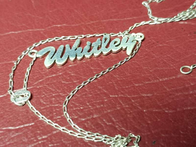 Lovely Genuine Solid Sterling Silver Name (Whitley) Necklace in Very Good Condition - [2,6 g]