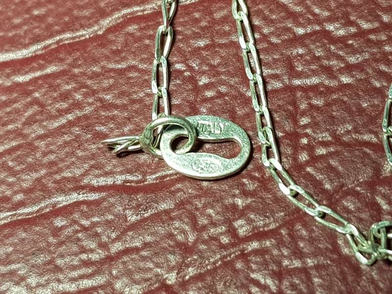Lovely Genuine Solid Sterling Silver Name (Whitley) Necklace in Very Good Condition - [2,6 g]