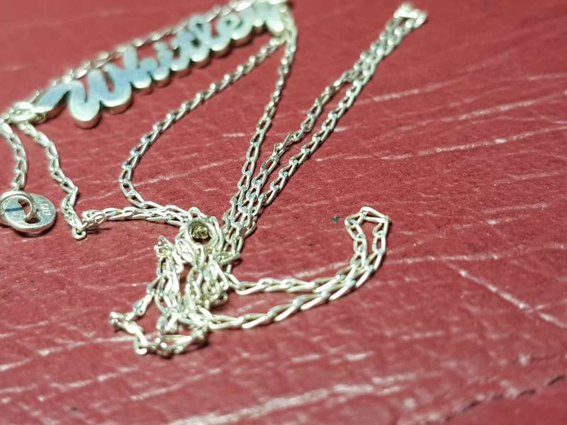Lovely Genuine Solid Sterling Silver Name (Whitley) Necklace in Very Good Condition - [2,6 g]