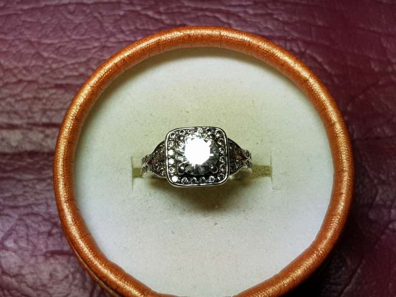 Lovely Genuine Solid Sterling Silver Ring - 2 Stones Missing - [4,6 g]