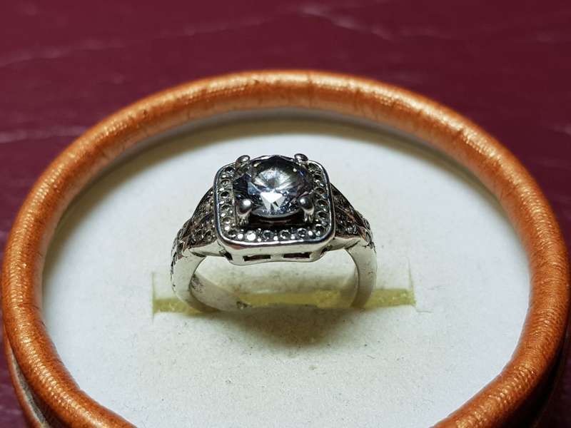 Lovely Genuine Solid Sterling Silver Ring - 2 Stones Missing - [4,6 g]