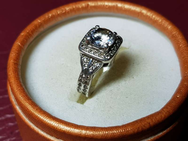 Lovely Genuine Solid Sterling Silver Ring - 2 Stones Missing - [4,6 g]