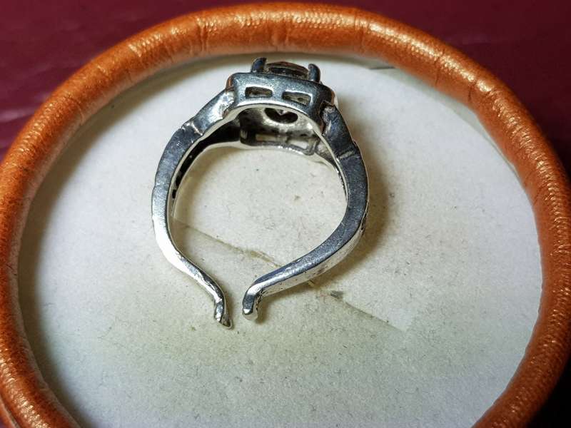 Lovely Genuine Solid Sterling Silver Ring - 2 Stones Missing - [4,6 g]